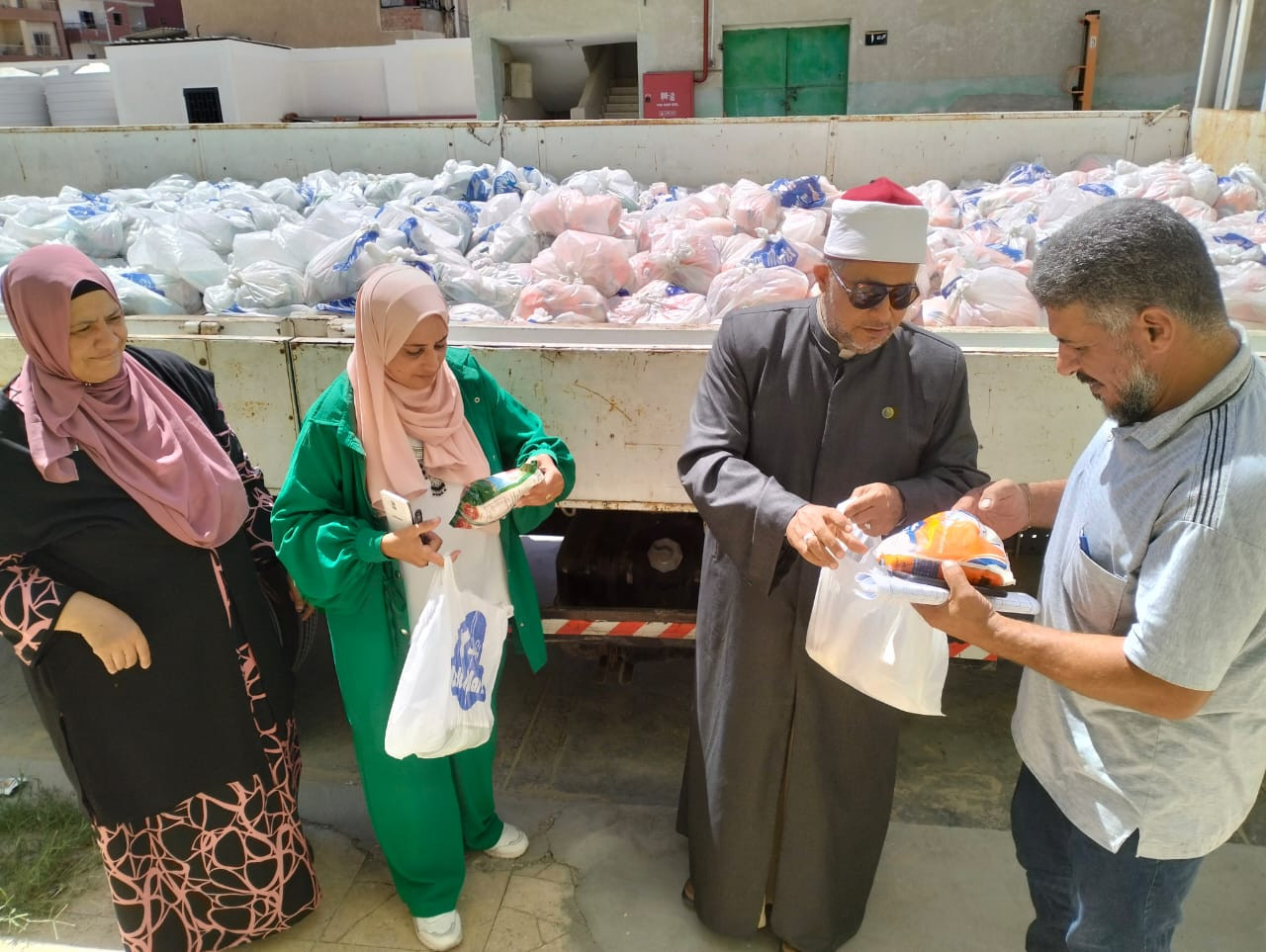 توزيع سلع غذائية