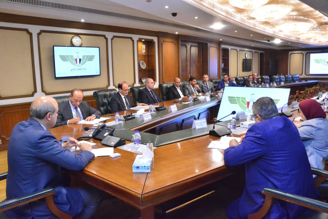 وزير الطيران والبالون الطائر