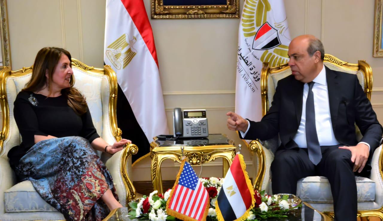 وزير الطيران والسفيرة الأمريكية