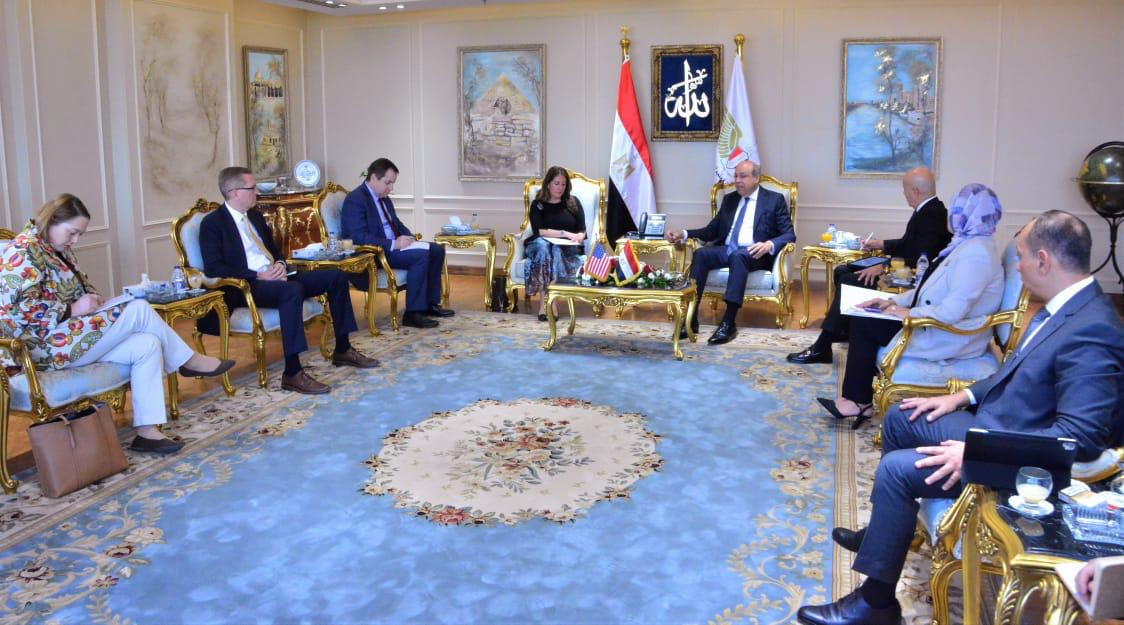 وزير الطيران والسفيرة الأمريكية