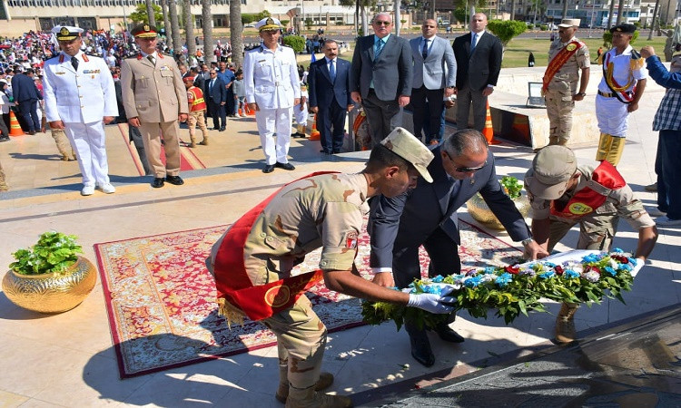 محافظ بورسعيد ومديرأمن بورسعيد يضعان إكليلًامن الزهورعلى النصب التذكار