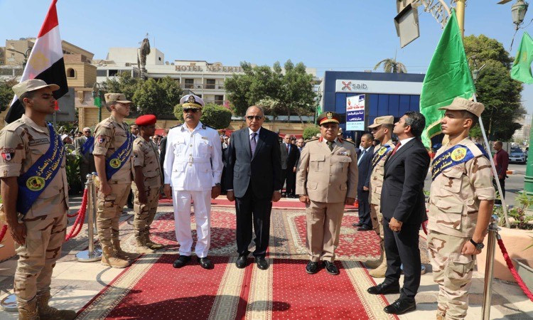 محافظ المنيا يضع إكليلًا من الزهورعلى النصب التذكاري للشهداء