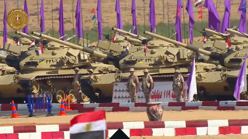 الرئيس يستعرض الحرس