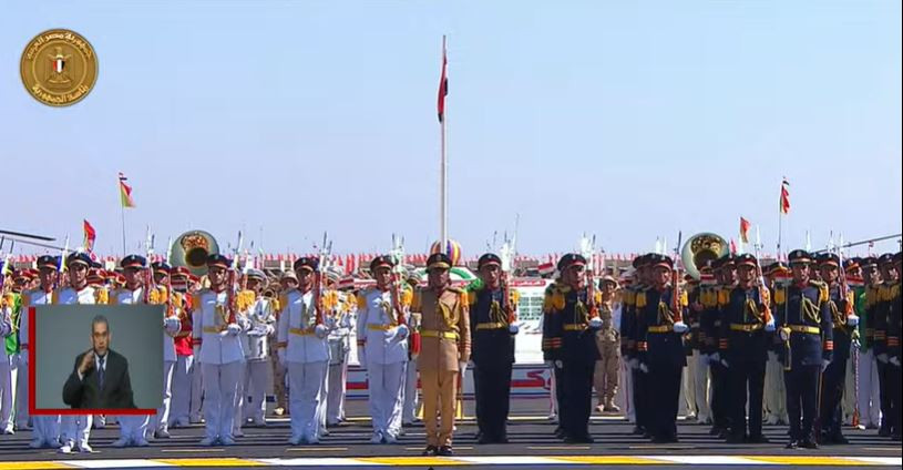 الرئيس يستعرض الحرس