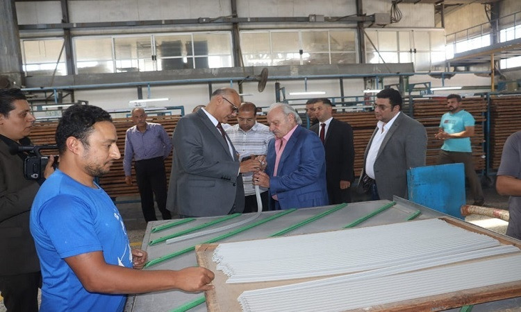 محافظ القليوبية يتفقد إحدى شركات صناعة الأجهزة الكهربائية بالعبور
