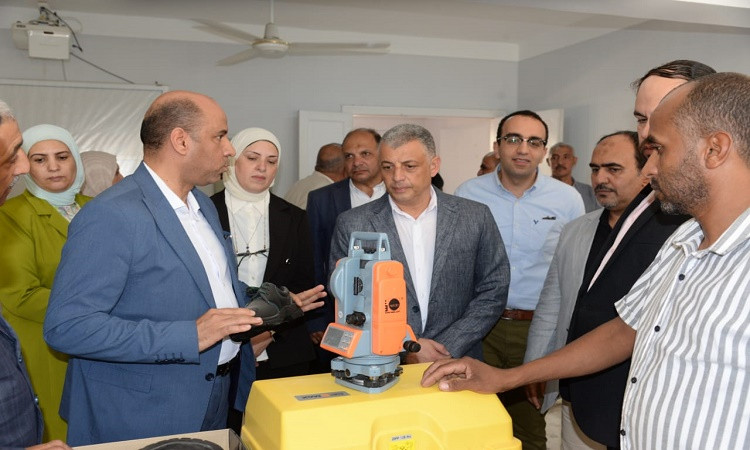 محافظ الإسماعيلية يتفقد مجمع الورش الحرفية بمدينة المستقبل