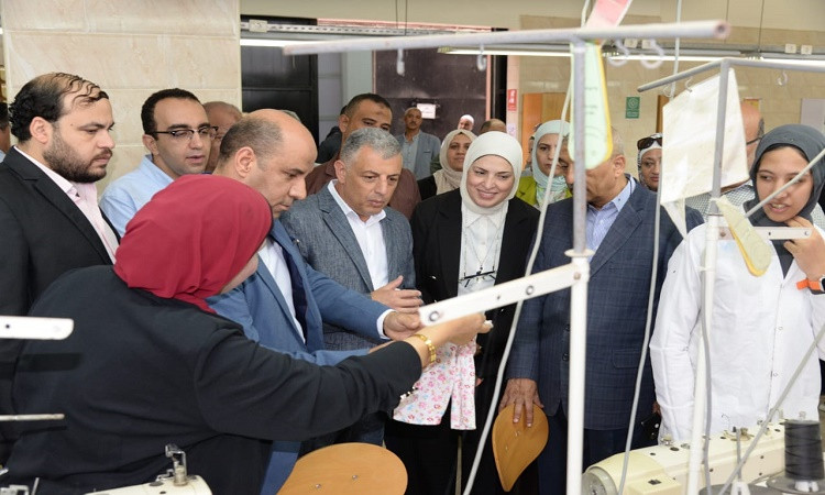 محافظ الإسماعيلية يتفقد مجمع الورش الحرفية بمدينة المستقبل