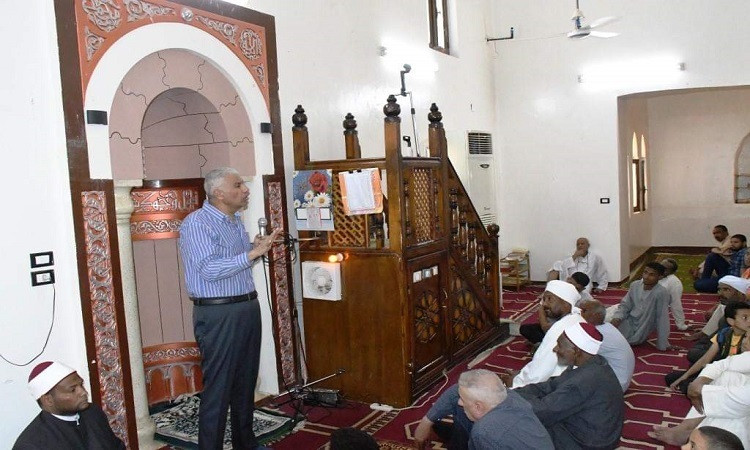 محافظ أسوان يؤدي صلاة الجمعة بمدينة أبو سمبل السياحية