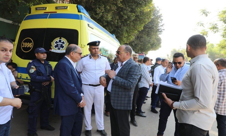 محافظ المنيا يزورمصابي حادث القطارللإطمئنان عليهم وتقديم الدعم المعنوي