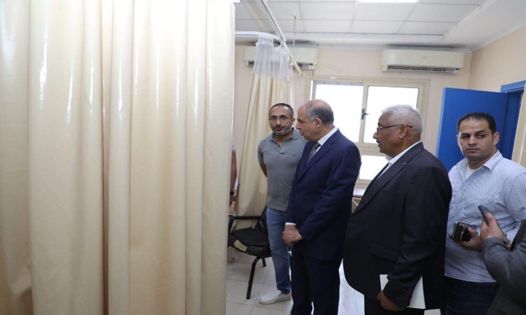 محافظ المنيا يزورمصابي حادث القطارللإطمئنان عليهم وتقديم الدعم المعنوي