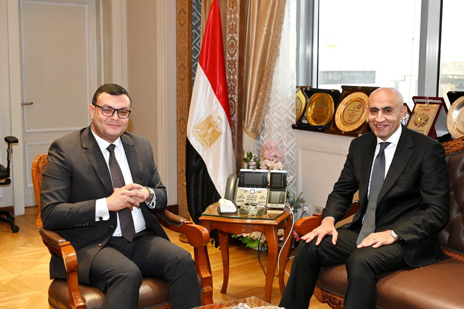 وزيرا الإسكان والتعليم