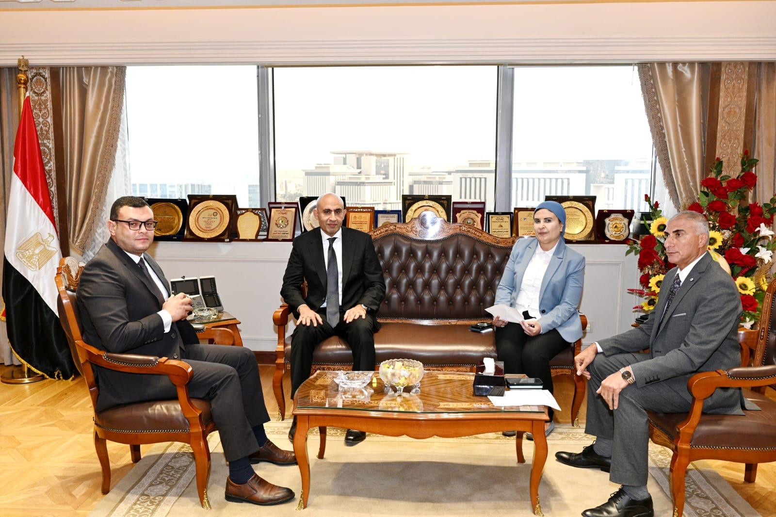 وزيرا الإسكان والتعليم