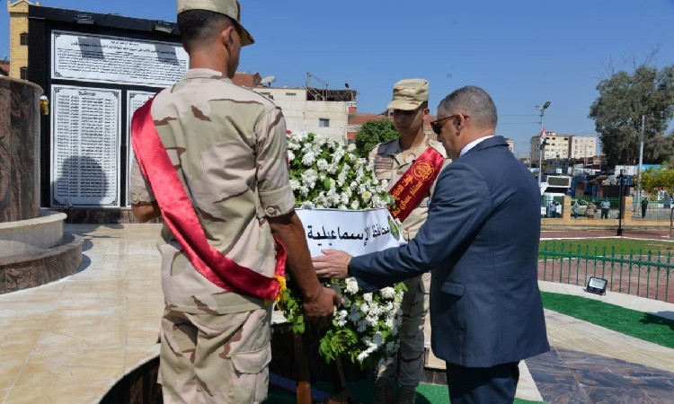 محافظ الإسماعيلية يضع إكليلًا من الزهور على النصب التذكاري بميدان الشه