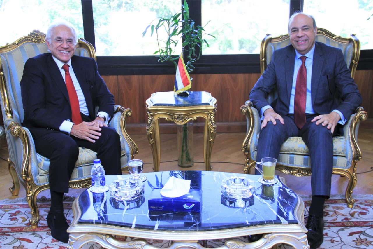 وزير الطيران يبحث مع رئيس مجموعة كوبيلوزوس اليونانية