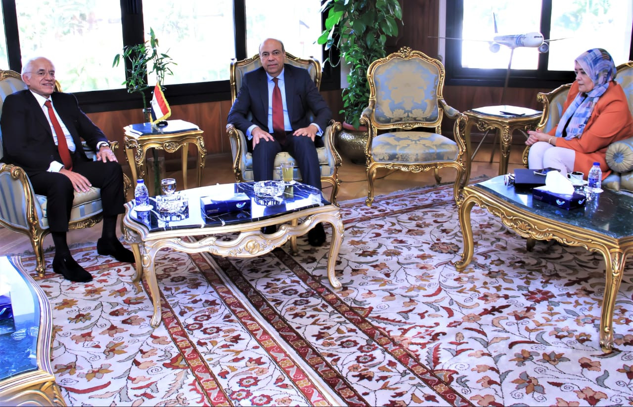 وزير الطيران يبحث مع رئيس مجموعة كوبيلوزوس اليونانية