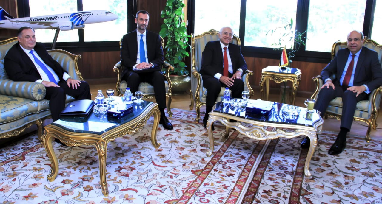 وزير الطيران يبحث مع رئيس مجموعة كوبيلوزوس اليونانية