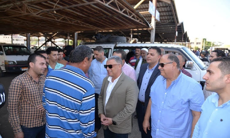 محافظ الإسماعيلية يتابع ميدانيًا التزام السائقين بالتعريفة الجديدة