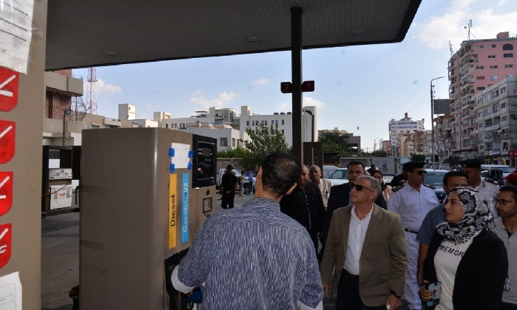 محافظ الإسماعيلية يتابع ميدانيًا التزام السائقين بالتعريفة الجديدة