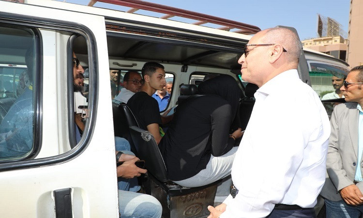 محافظ القاهرة يتابع الالتزام بالتعريفة الجديدة في عدد من مواقف النقل ا