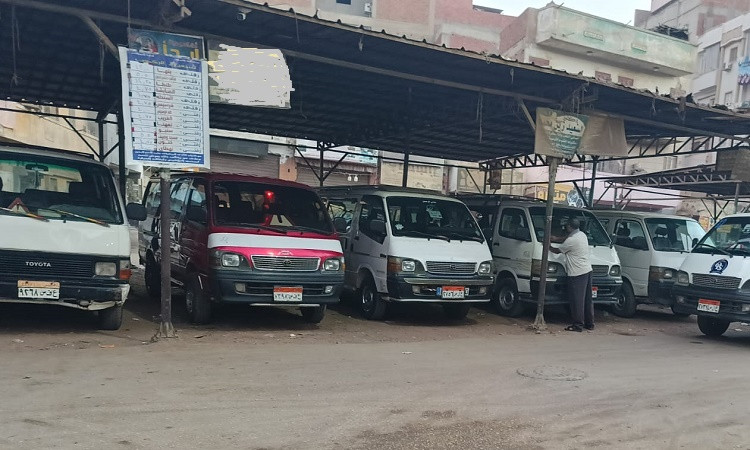 التزام السائقين بالتعريفة الجديدة وانتظام العمل بالموقف