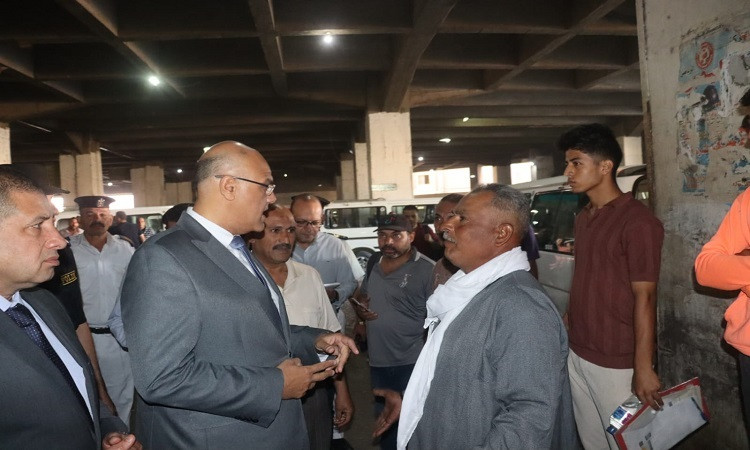 محافظ القليوبية يُتابع ميدانياً التزام السائقين بالتعرفة الجديدة بموقف