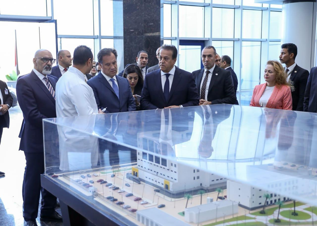 وزير الصحة اليوناني يتفقد مستشفى العاصمة الادارية