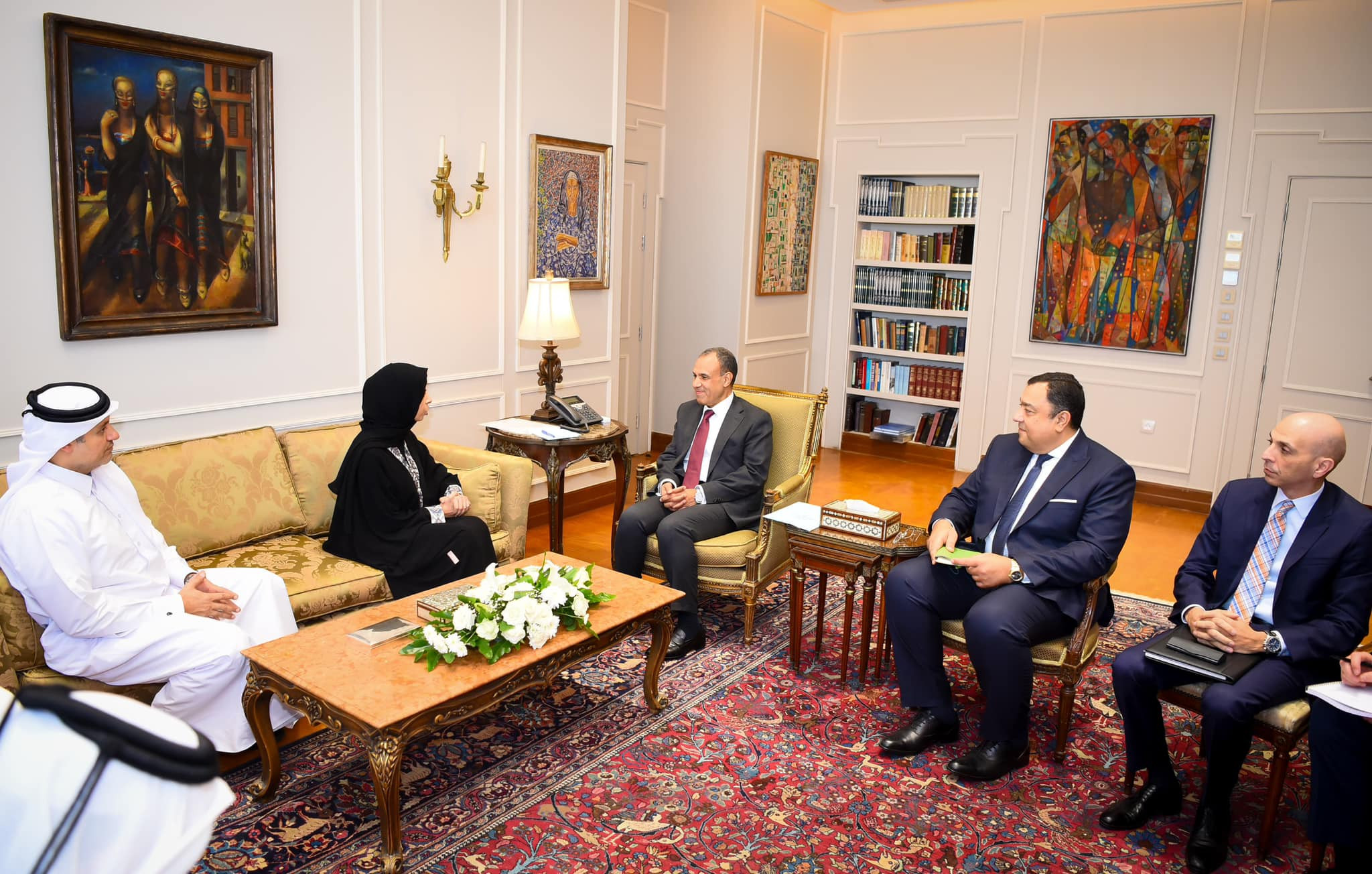 وزير الخارجية مع وزيرة التعاون الدولي القطرية