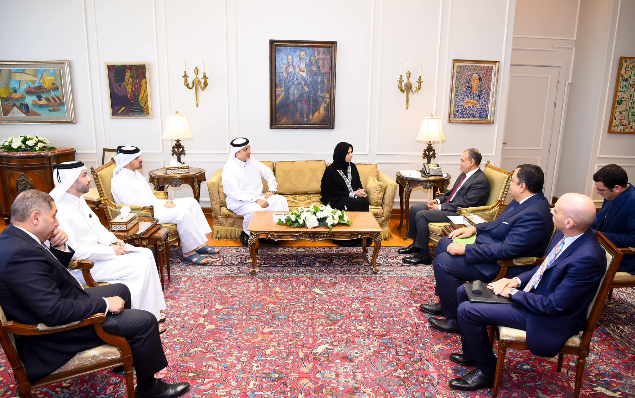وزير الخارجية مع وزيرة التعاون الدولي القطرية