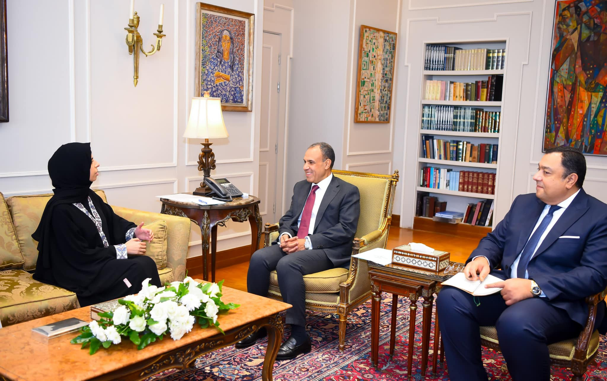 وزير الخارجية مع وزيرة التعاون الدولي القطرية