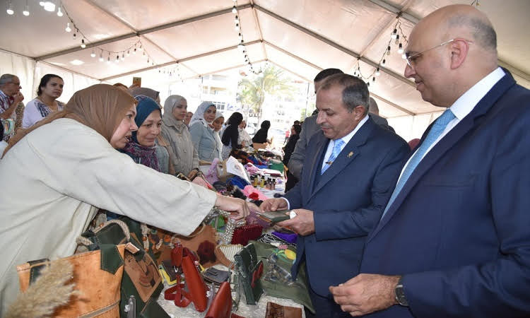 محافظ بورسعيد ورئيس جهاز تنمية المشروعات يفتتحان معرض الحرف اليدوية
