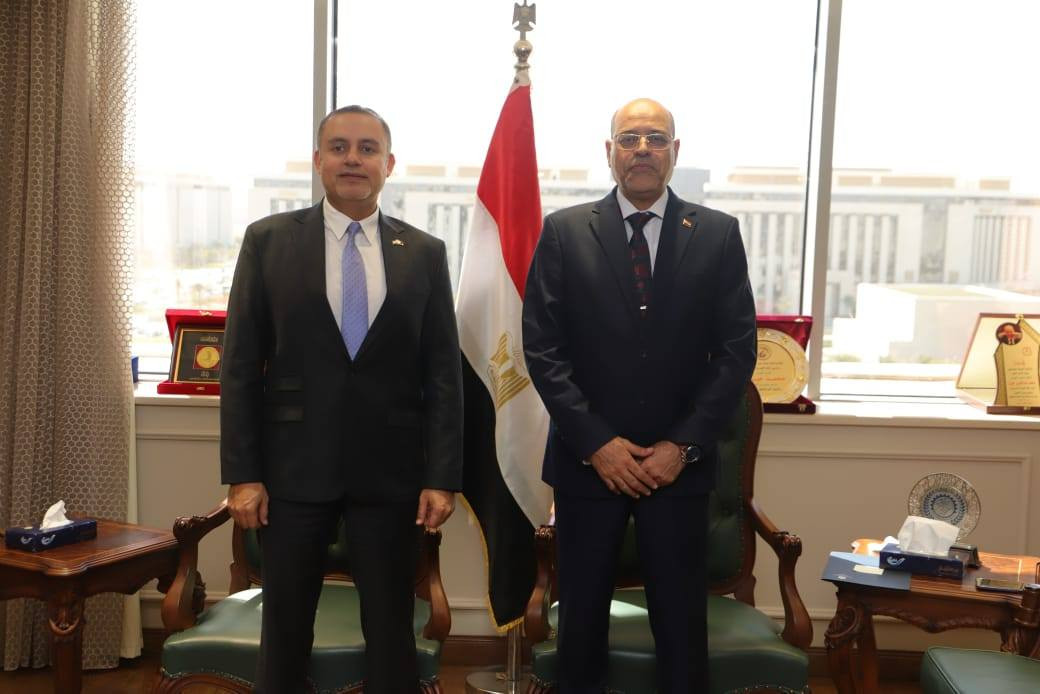 وزير العمل وسفير قطر