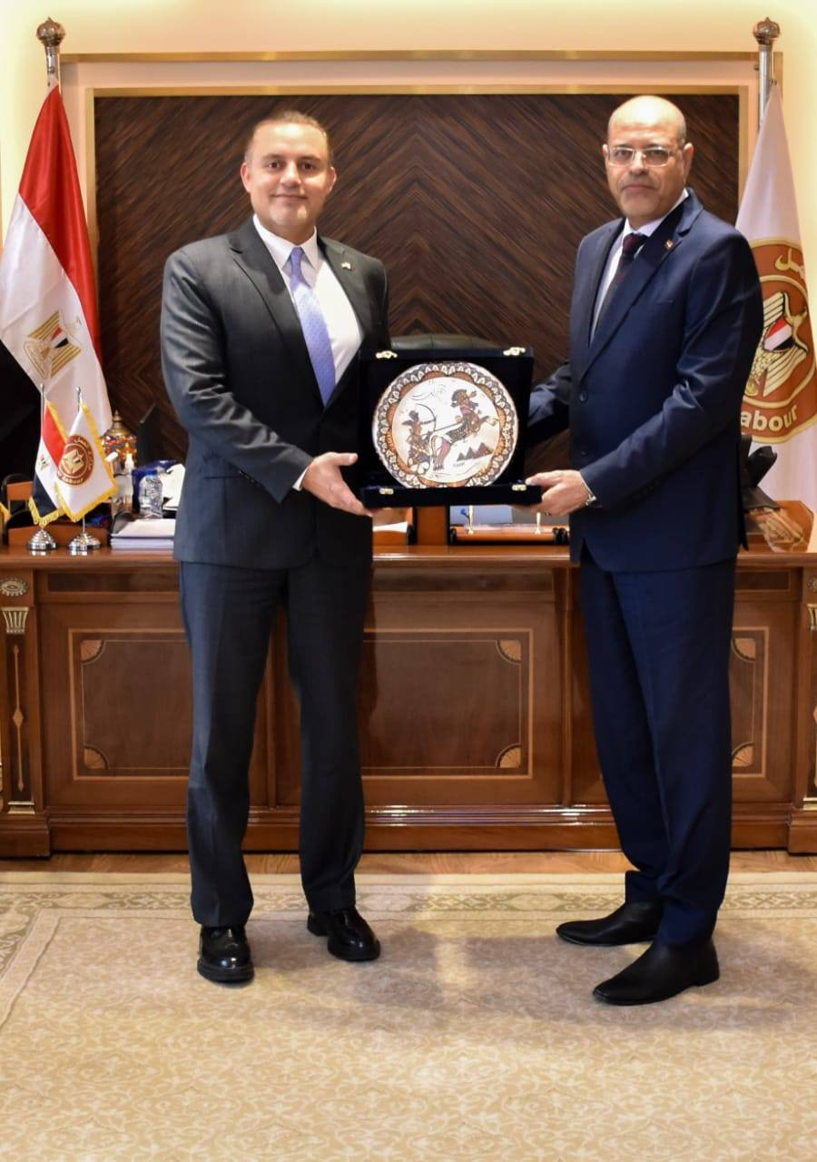 وزير العمل وسفير قطر