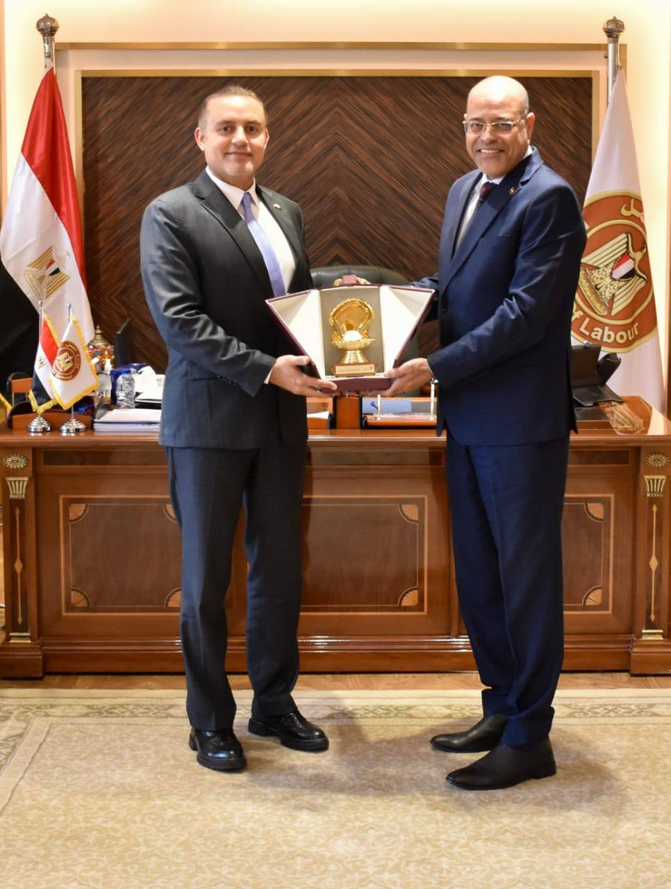 وزير العمل وسفير قطر