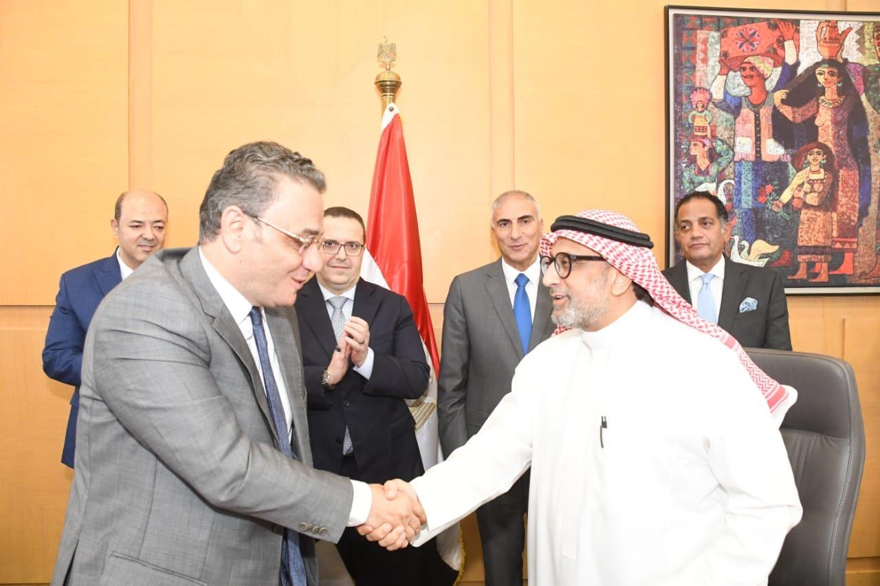 توقيع عقد مبادلة أراضي