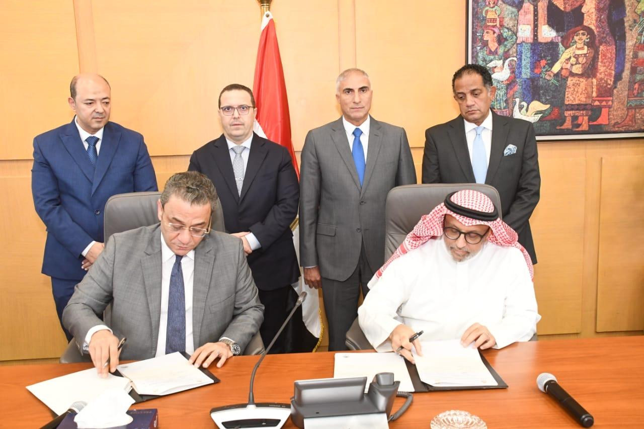 توقيع عقد مبادلة أراضي