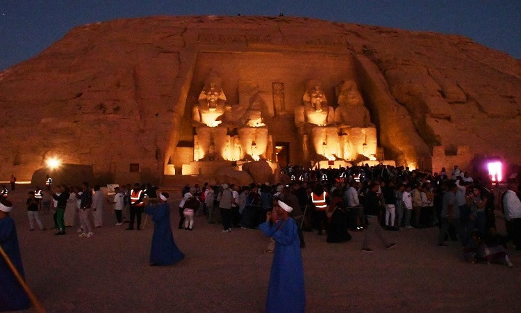 محافظ أسوان يشهد احتفالية تعامد على وجه الملك رمسيس الثاني بأبو سمبل