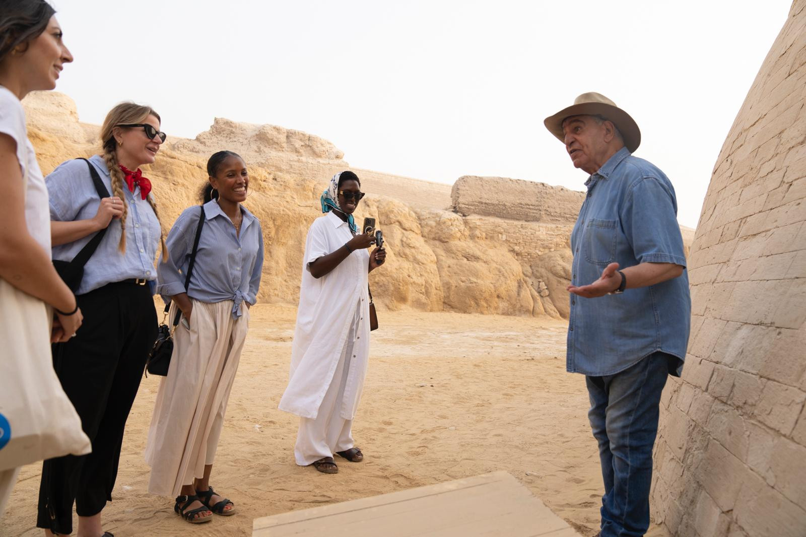 زاهي حواس والممثلة الأمريكية