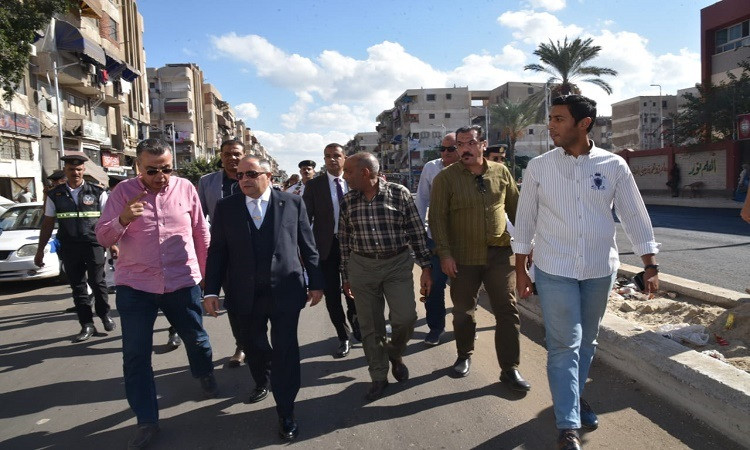 محافظ بورسعيد يتفقد أعمال تطوير شارع محمد حسني مبارك بحي الزهور