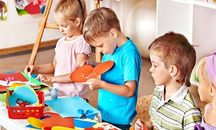 أستاذ طب نفسي يوضح أنسب سن لإلحاق الأطفال بالحضانة
