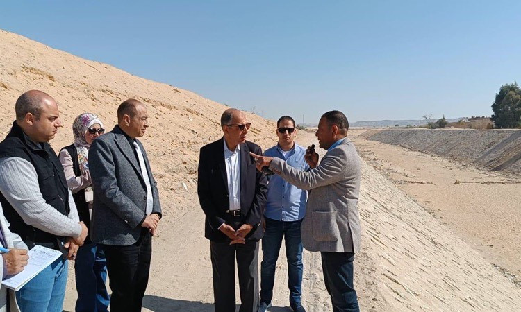 المحافظ يتفقد مخرات السيول استعدادًا للشتاء ويوجه بأهمية التطهير المست