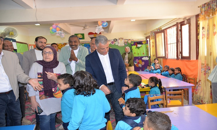 محافظ الإسماعيلية يتابع انتظام العملية التعليمية بمدرسة السلام الجديدة