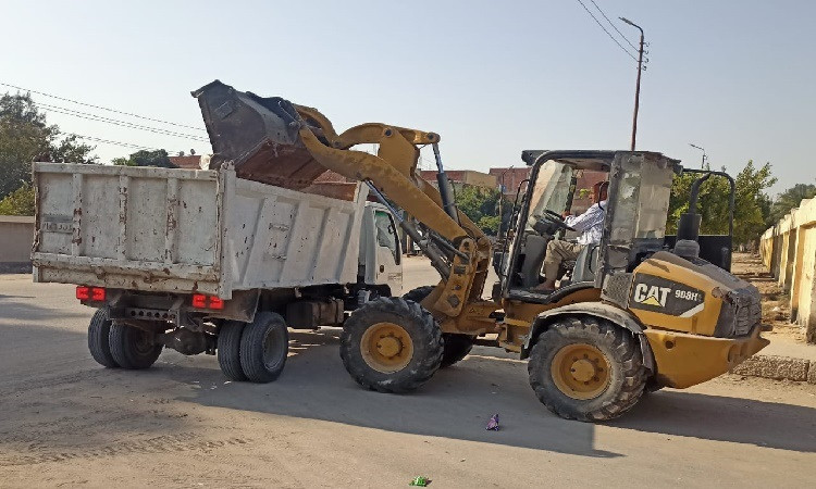 رفع ١٠٤٢٨ طنًا من المخلفات وصيانة الإنارة العامة في الإسماعيلية