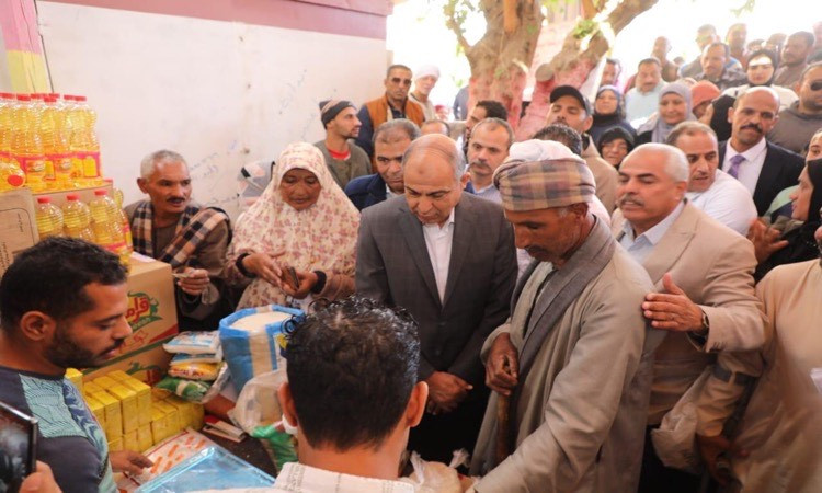 محافظ المنيا يفتتح منفذًا جديدًا لبيع السلع بأسعار مخفضة بدير مواس