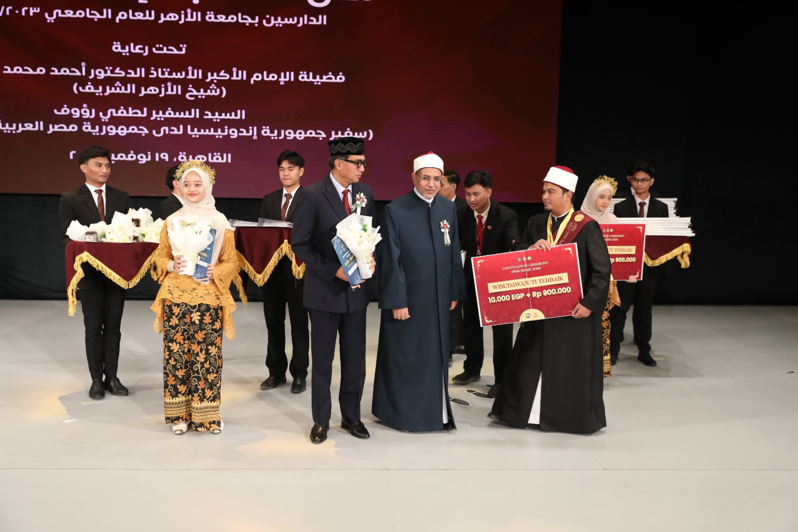 رئيس جامعة الأزهر يكرم الخريجين الإندونيسيين