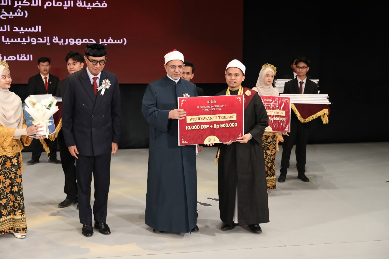 رئيس جامعة الأزهر يكرم الخريجين الإندونيسيين