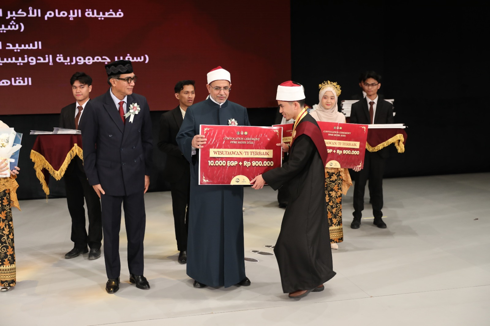 رئيس جامعة الأزهر يكرم الخريجين الإندونيسيين