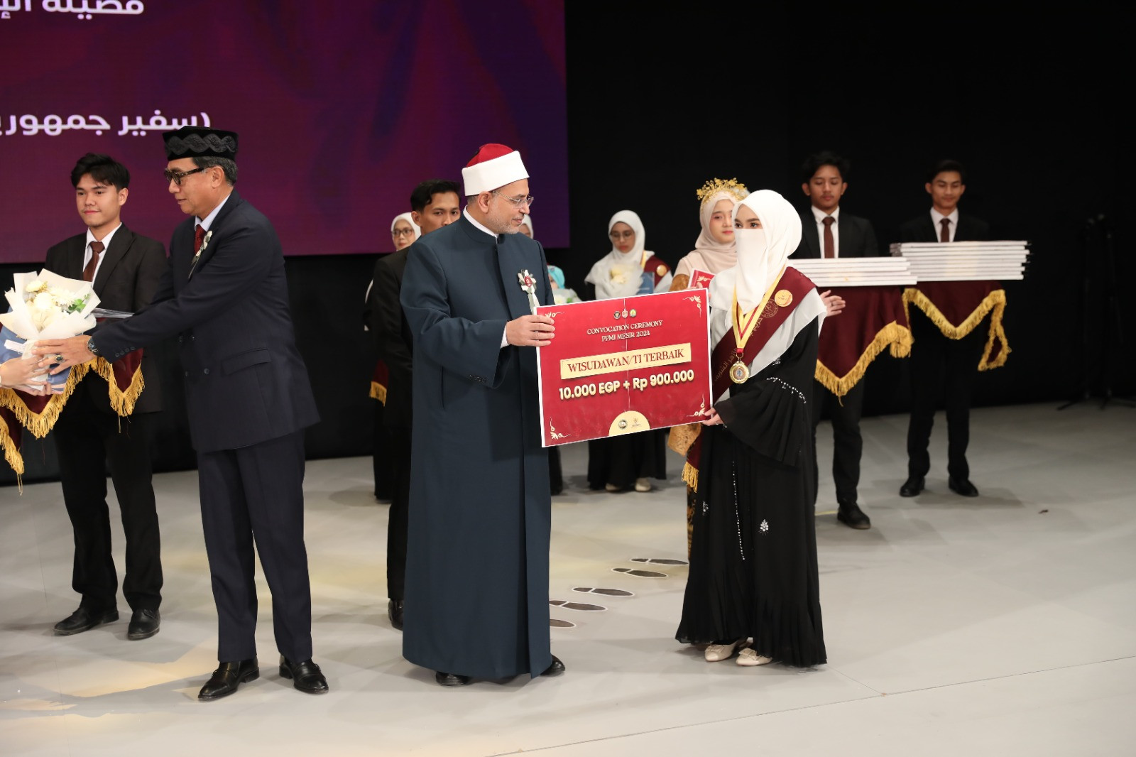 رئيس جامعة الأزهر يكرم الخريجين الإندونيسيين
