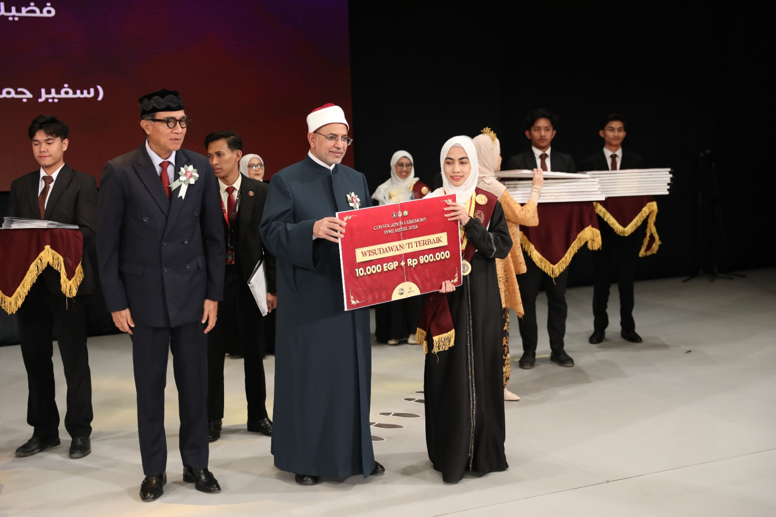 رئيس جامعة الأزهر يكرم الخريجين الإندونيسيين