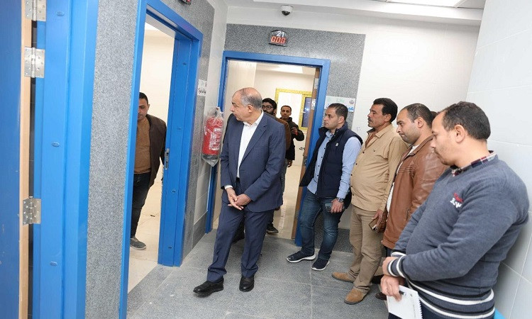 محافظ المنيا يتفقد مركز طب الأسرة بقرية الأشمونين لافتتاحه قريبًا