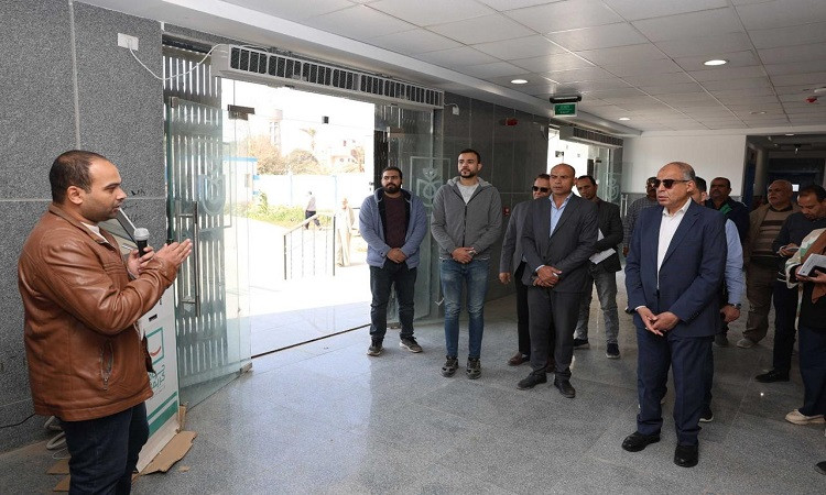 محافظ المنيا يتفقد مركز طب الأسرة بقرية الأشمونين لافتتاحه قريبًا